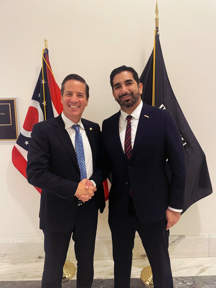 robertolazzeri's tweet photo. En el Capitolio, me reuní con el senador @berniemoreno para conversar sobre el T-MEC, así como sobre migración y seguridad. México y Estados Unidos mantienen una cooperación clave para la región. 🇲🇽🇺🇸 https://t.co/NblJU3qcD0