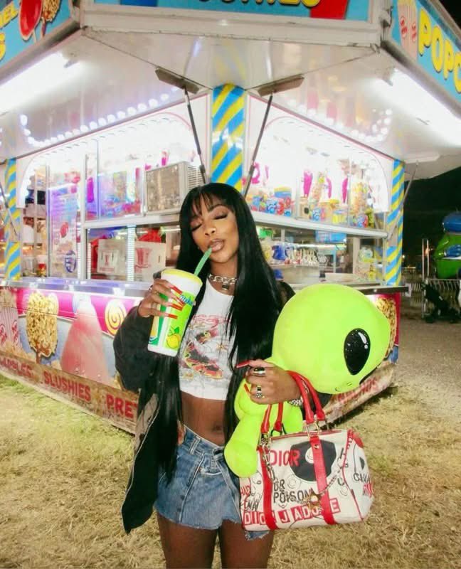 layxsnv's tweet photo. Take me to the fair 🎡🎟️🎠 https://t.co/UKeug5Ju4w