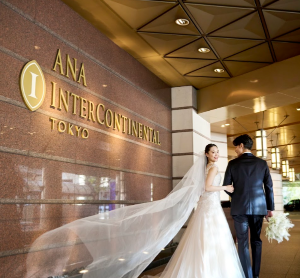 ANAICTokyo's tweet photo. その一瞬が、一生の記憶になる場所へ。

都会のダイナミズムを感じる、圧倒的スケールの吹き抜けロビー。

✨ どこを切り取っても絵になる館内ロケーションで、至高のドレス姿を記憶に残す
✨ 一瞬の表情まで美しく捉える、光と影が計算された洗練空間

東京の中心で、おふたりの物語をもっとも美しいかたちで。
ANAインターコンチネンタルホテル東京が、人生で最も輝く一日を、心を込めてお手伝いいたします。