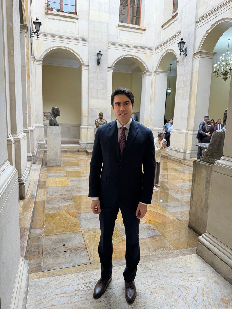 juancaicedocal's tweet photo. Quiero agradecer profundamente al Presidente @AlvaroUribeVel por haber confiado en mí, después de trabajar a su lado más de 9 años. Siempre dándome buen ejemplo y muchas enseñanzas valiosas para darle buenos resultados a los colombianos. 

Siempre un soldado leal a su causa https://t.co/ObOS7FJ8tD