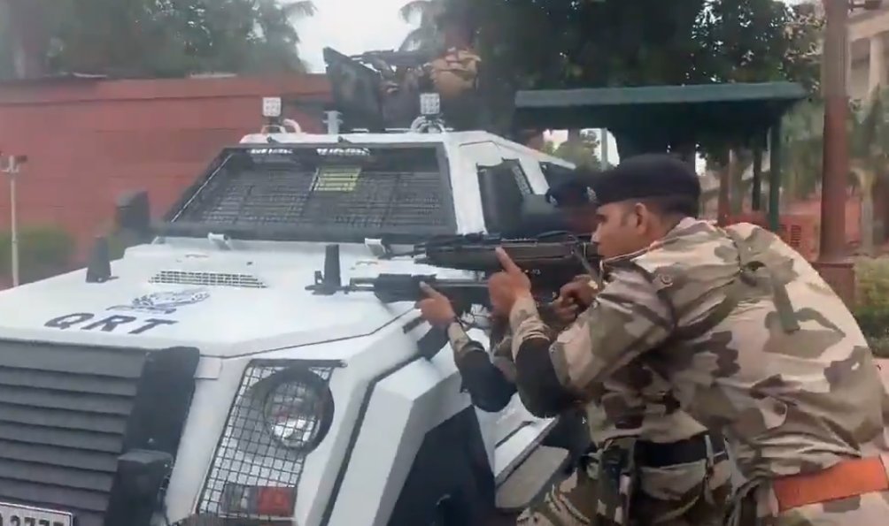 LavinaSolomon's tweet photo. @BJP4India YOU listen up asshole!
#Resign @narendramodi #darpok
#Resign @AmitShah #tadipar
#Resign @dpradhanbjp #chutiya
Our students are not terrorists! https://t.co/knQKVWFLW3