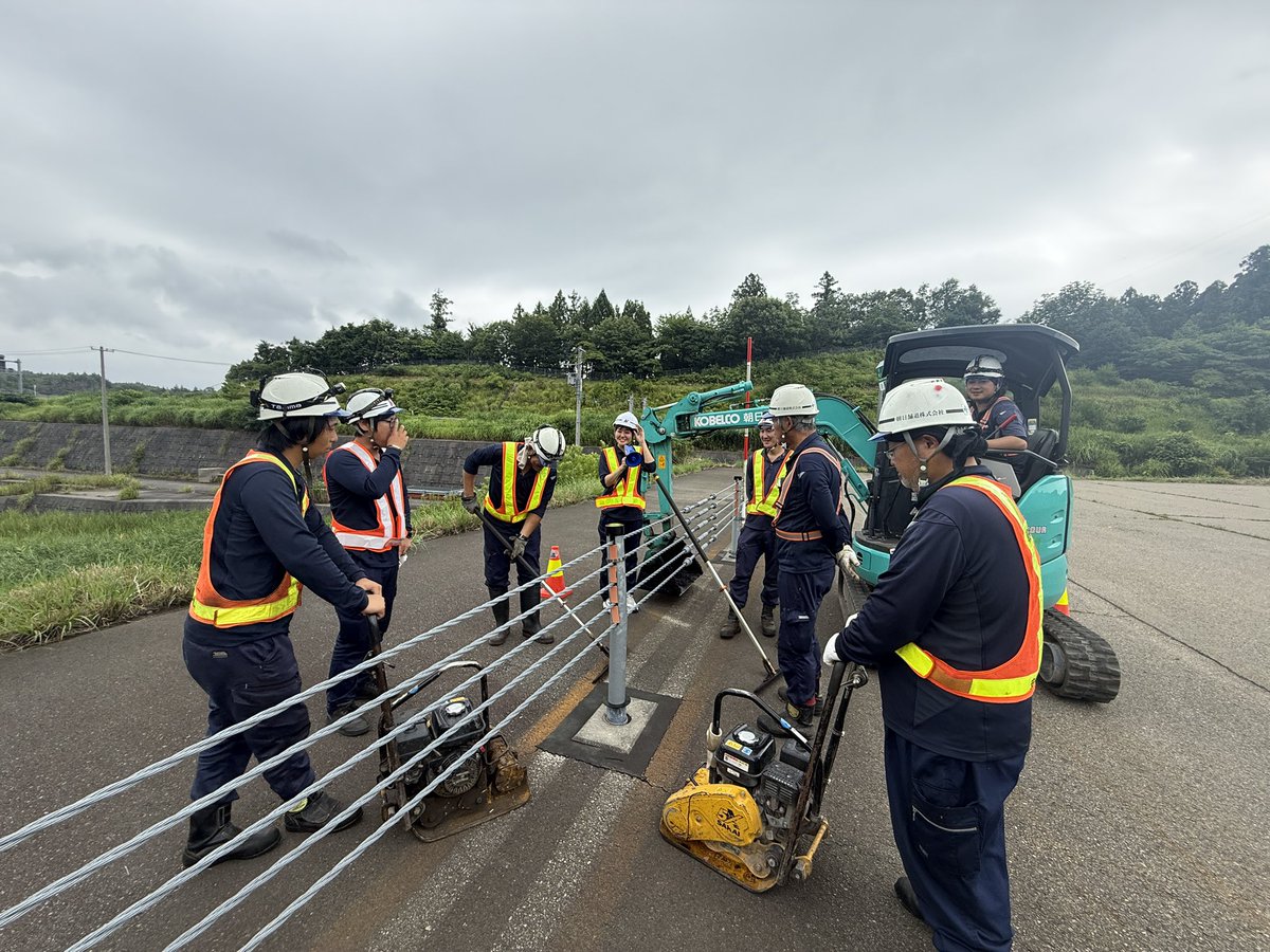 asahihodo_'s tweet photo. 【日本海東北自動車道】

先日、中央分離帯のワイヤーロープ付近で行う
作業手順の確認を実施しました🫡

危険箇所や作業の流れ、役割分担を全員で共有し
安全第一で作業に取り組んでいます💪🏻

今回も現場では、���種を問わず手順確認に参加し
安全な施工につなげています👷🏻‍♂️👷🏻‍♀️✨

#建設業　#村上市 https://t.co/nU4l6P6GDU