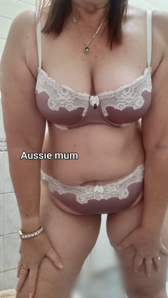 AussieMum8's tweet photo. Colour choice today 💋 https://t.co/AKfGaFfOTI