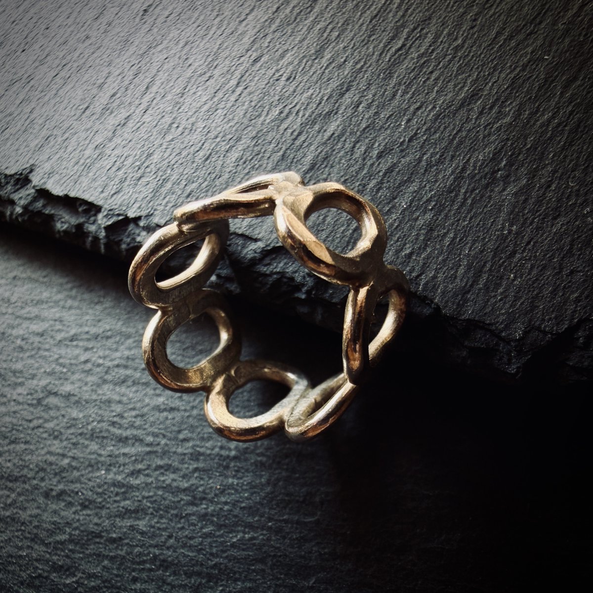 Orbit8_jp's tweet photo. Oval Link Ring
楕円形のリンクを連ねたような
オープンワークのカレンシルバーリング
幅のあるフォルムながら
空間のあるデザインで
手元にほどよい抜け感を添えてくれます
商品ページはリプ欄へ
#Orbit8 #カレンシルバー #シルバーリング #リング https://t.co/ETnUWYfaGq