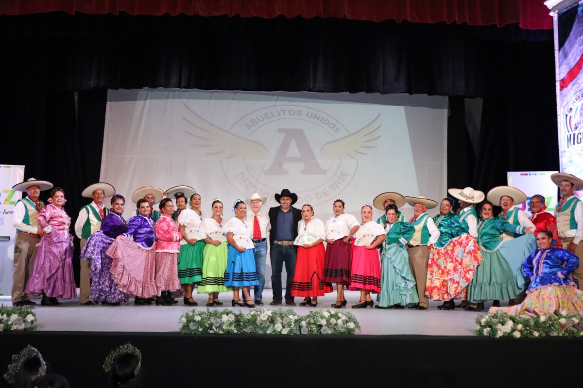 DialogoJerez's tweet photo. El alcalde Rodrigo Ureño encabezó la coronación de Alondra I como Reina Migrante 2026, en una noche dedicada a reconocer la aportación de los jerezanos que radican en el extranjero. También se entregó el Galardón al Mérito Migrante 2026 a Cynthia Álvarez. https://t.co/0K98jxY7Oz https://t.co/VT6VpR0kWW
