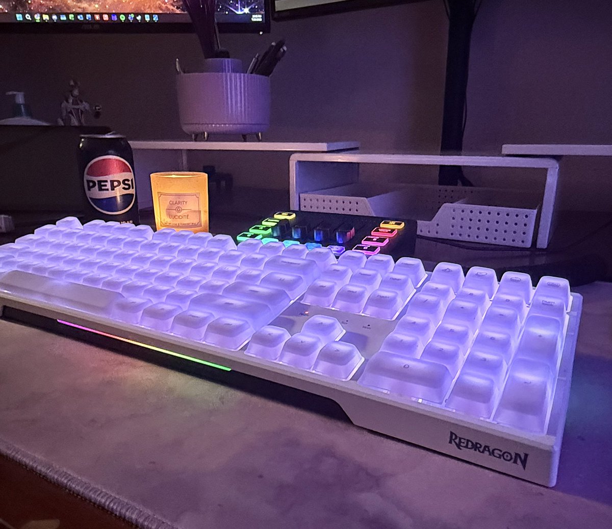 KosmikNovah's tweet photo. new keycaps who dis??😏 https://t.co/TMlFxLtyNK