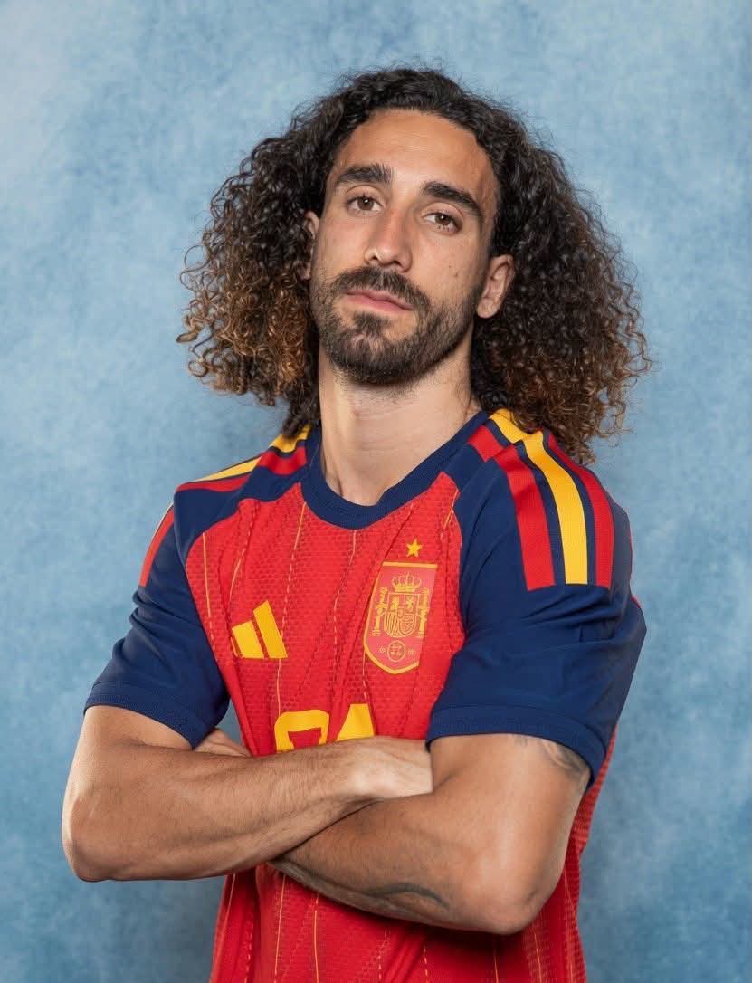 ZenQuantic's tweet photo. 🇪🇸 Avant la finale de la Coupe du monde 2010, le latéral gauche espagnol Capdevila avait enterré une pièce dans la pelouse et l'Espagne avait gagné. Hier soir, il a demandé à Marc Cucurella de faire pareil parce que tous deux sont latéral gauche. Cucurella l'a fait avant le match https://t.co/XDnGnlSEMH