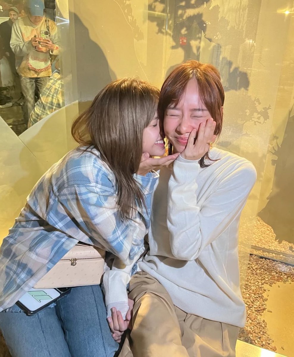 LaliceUpdates's tweet photo. #LISA to (actress/host) Toey Jarinporn: How have you been? Are you doing well?

@wearelloud  https://t.co/tDi2wwBU5L https://t.co/Uc5mElR02n