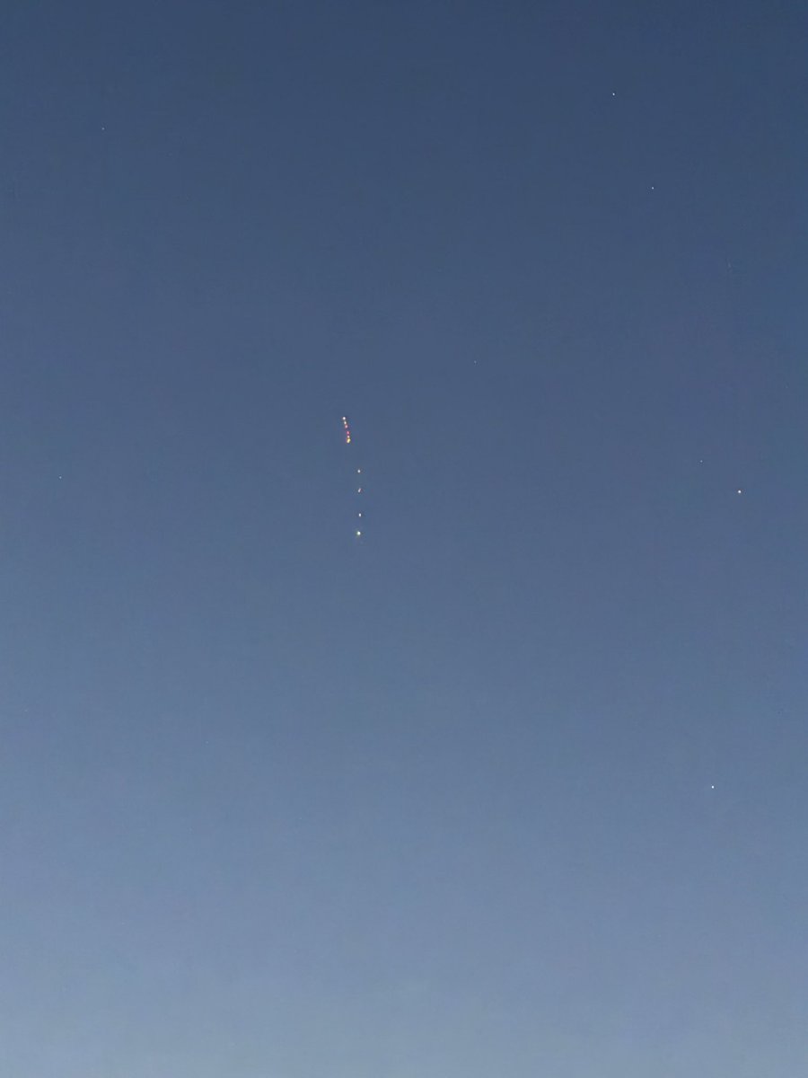 Tainafc's tweet photo. Mais alguém vendo essas luzes estranhas no céu de São Paulo agora? https://t.co/8ODkaFmtdq