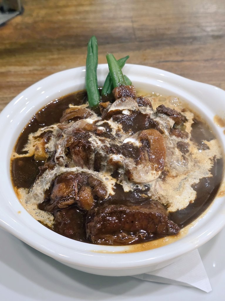 Sasurai21's tweet photo. 🍽️キッチンハウス ピオ
📍さいたま市南区
🐂ビーフシチュー
住宅街にひっそり佇む洋食屋さん😊ほろっと崩れるほど柔らかく煮込まれた牛肉がゴロゴロ✨ コクのあるデミグラスソースが肉の旨みを引き立て、ご飯がどんどん進む一皿🍽️
ボリュームも満足感たっぷり！
 ごちそうさまでした🙏 https://t.co/WYcBrh6cVg