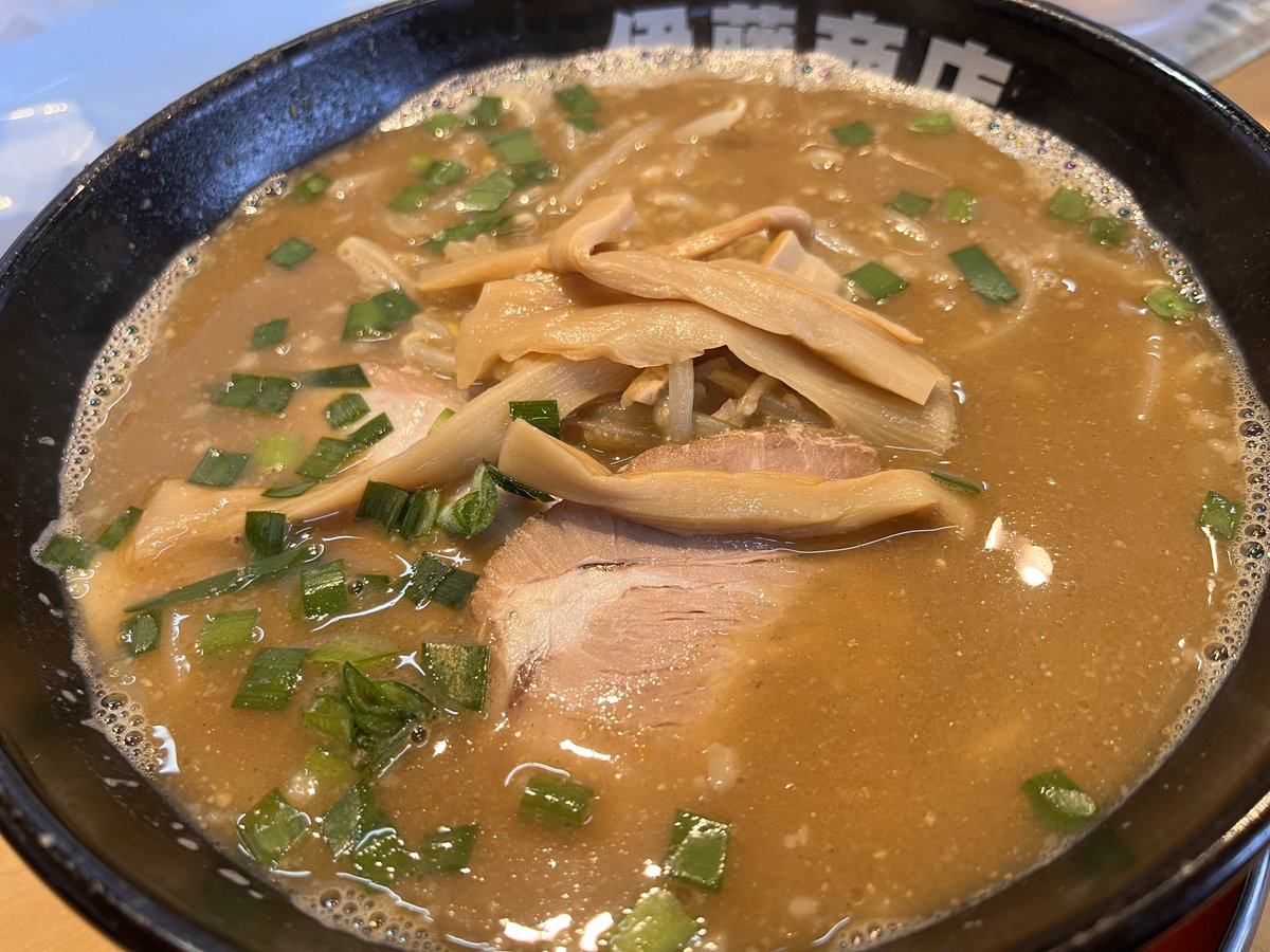 NyosGame's tweet photo. 本日は極にぼ味噌ラーメンと炙りチャーシュー丼！
ドロっとした味噌のスープに煮干しがガツンと効いて美味しっ！
チャーシュー丼は紅生姜と一緒に食うと美味でしたw
今日からクソ暑い日がいつまで続くかわかりませんが体調に気を付けて頑張りましょう！！w
ごちそうさまでした😋
#ドラクエラーメン部 https://t.co/Ub8Uy8xFyq