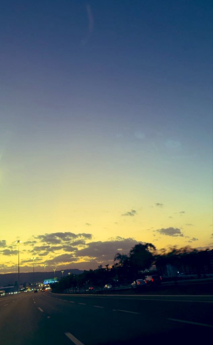 69s91's tweet photo. أنتِ موطنُ
الضَّوءِ ، 
أنتِ الصباحُ
وأغنياتُه .

#حاء https://t.co/jQctHc4zvZ