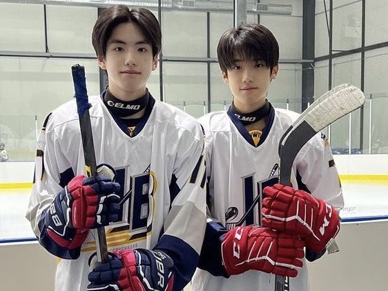 IDEAZONETIMER's tweet photo. Just how fast the night changes? 🫳🏻🫳🏻

#PHUTATCHAI 
#PEEMTANAT
#XPENGIceHockey https://t.co/EPtWyb4zal