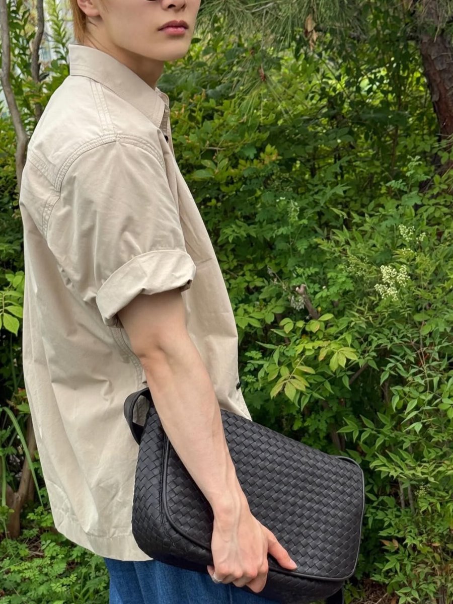 I_Nglobal's tweet photo. 📸 | newbottega update with I.N ✨️

"Intrecciato summer! Bottega Veneta by Louise Trotter via @.i.2.n.8"

Make sure to leave a like, positive comments, share and save! 

#I_NxBottegaVeneta
#I_N #아이엔 https://t.co/EoNYka4qOs
