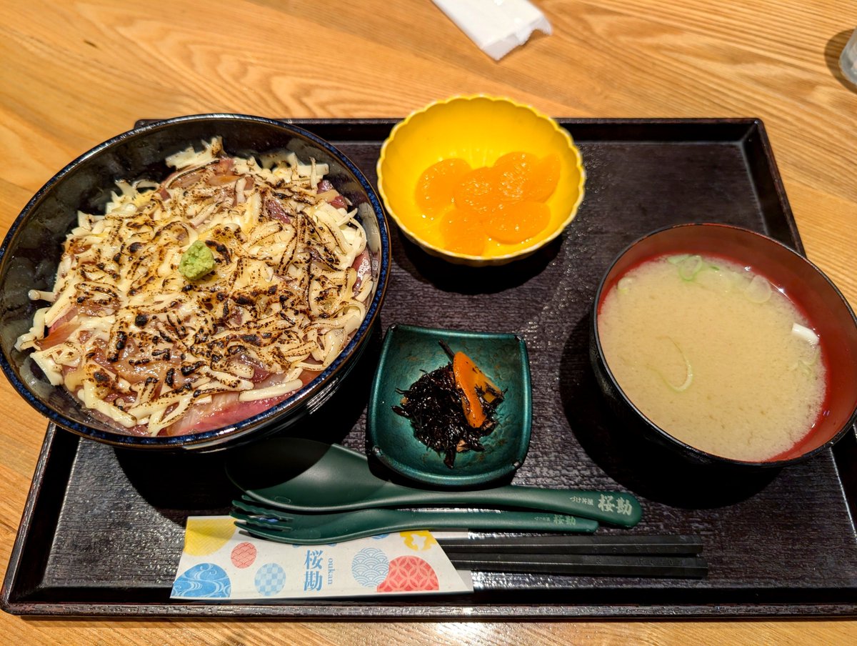 teyoteyo's tweet photo. お昼は鹿児島中央駅前にある桜勘さん
自分と妻は名物の垂水産の活け〆カンパチ「桜勘」がたっぷりのったづけ丼、トロの部位も食べたかったのでMIXづけ丼を注文！(⁠ㆁ⁠ω⁠ㆁ⁠)✨
息子はサーモン丼、娘は炙りチーズづけ丼を注文。
丼にはぎっしり詰まっててお腹一杯😄✨ https://t.co/7VDeJ1qHoI