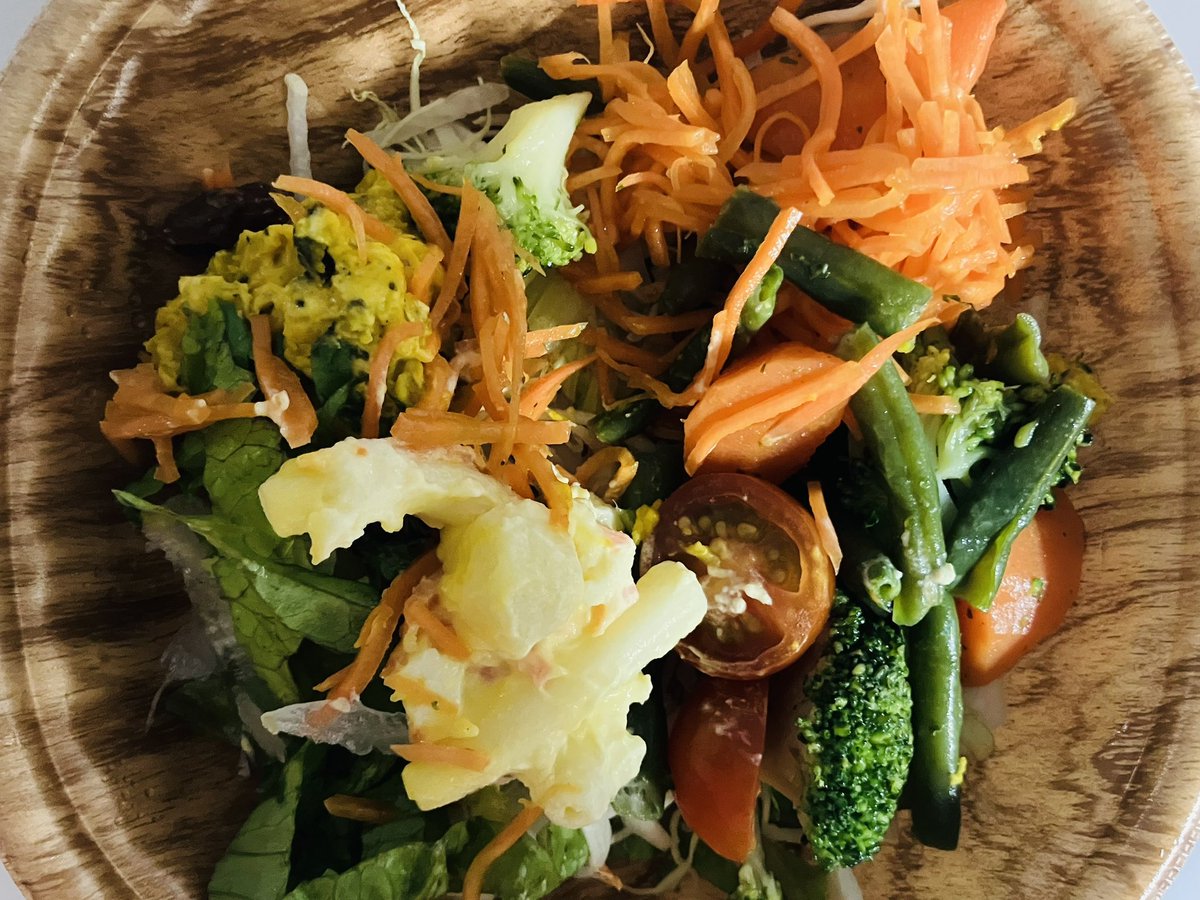satoshi01ME's tweet photo. #今日のランチ
汁なしキーマカレーうどん、助六、野菜サラダ、バニラアイス豆乳 https://t.co/FWrpEJjvej