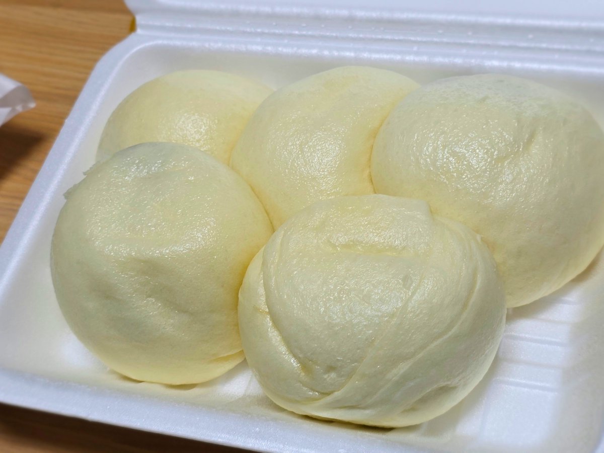 GONflower_'s tweet photo. 찐빵맛집 찾아서 개씬남.
울동네에서 먹어왔던 찐빵들은 빵도 퍽퍽하고 안에 팥도 퍽퍽해서 먹고 싶을때마다 그냥 할수없이 호빵 사먹곤 했는데. 이제 진짜 삼립하고 안녕할 수 있게 됨!!! 빵이 부드럽고 쫀득하면서 이름처럼 우유맛이 살짝 나고 안에 팥도 찰기가 있어서 완전 내스탈.

#전설의왕만두 https://t.co/SI5on7XzqS