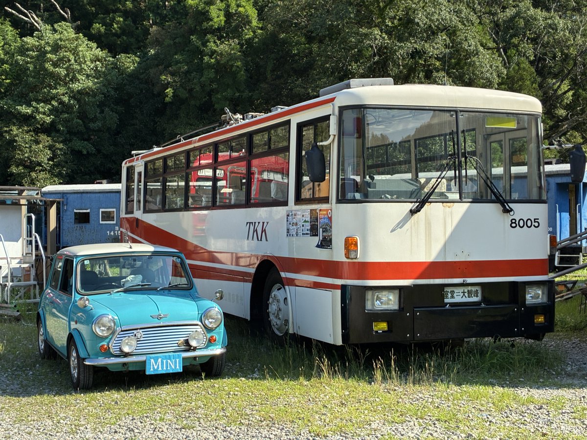 3304F's tweet photo. ポッポの丘に行ったら、立山トンネルトロリーバスがいて横転 https://t.co/oYbDF6MJwo