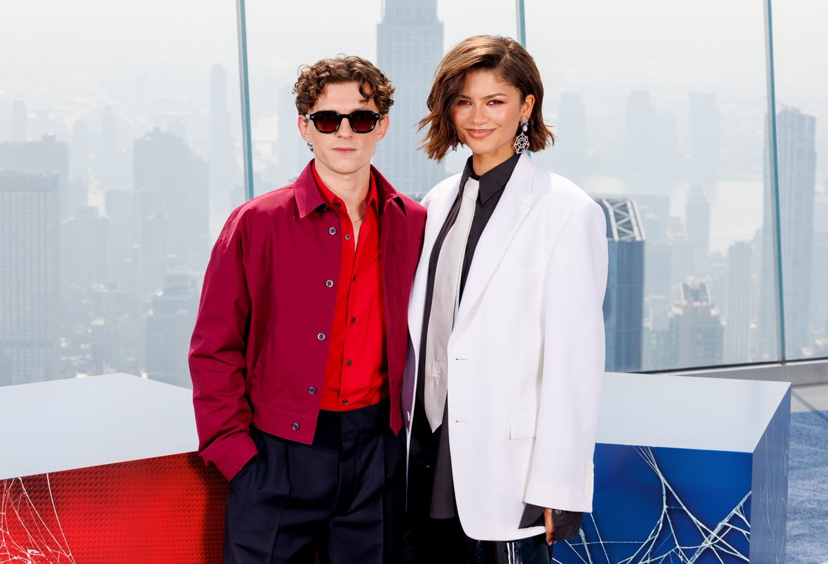 SpidermanMovieJ's tweet photo. 『スパイダーマン：ブランド・ニュー・デイ』
　🌏#スパイディ・ワールドツアー
　￣￣￣￣￣￣￣￣￣￣￣￣￣￣￣
　#スパイダーマン が守る街に
　キャスト＆スタッフが集結！

　🇺🇸ニューヨーク：📸フォトコール（1/2）

　- デスティン・ダニエル・クレットン＜監督＞
　- #トム・ホランド
　- #ゼンデイヤ
　- #ジェイコブ・バタロン
　- #ジョン・バーンサル
　- ケヴィン・ファイギ＜製作＞
　- エイミー・パスカル＜製作＞