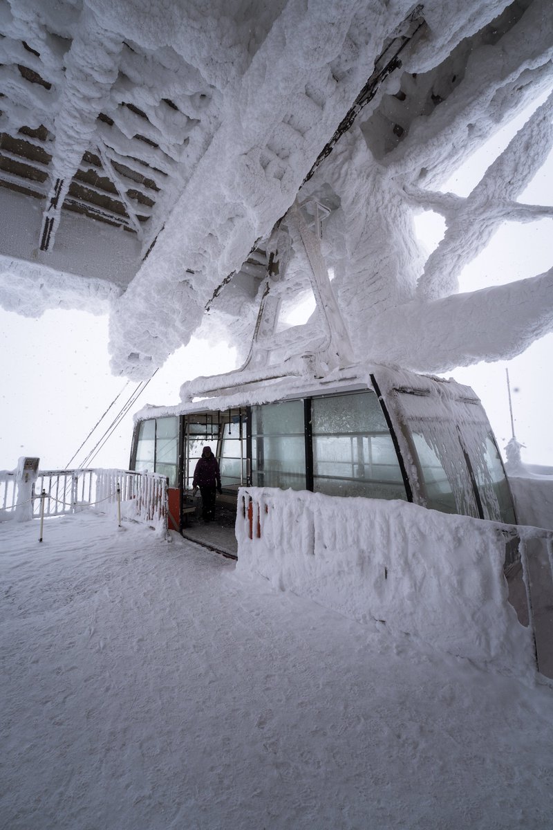 JIYUKENKYU_jp's tweet photo. 寒そうな写真を見て体感温度を下げよう。
(豪雪でも運行するロープウェーの山頂公園駅)(-11℃) https://t.co/c3YKyt4dTL