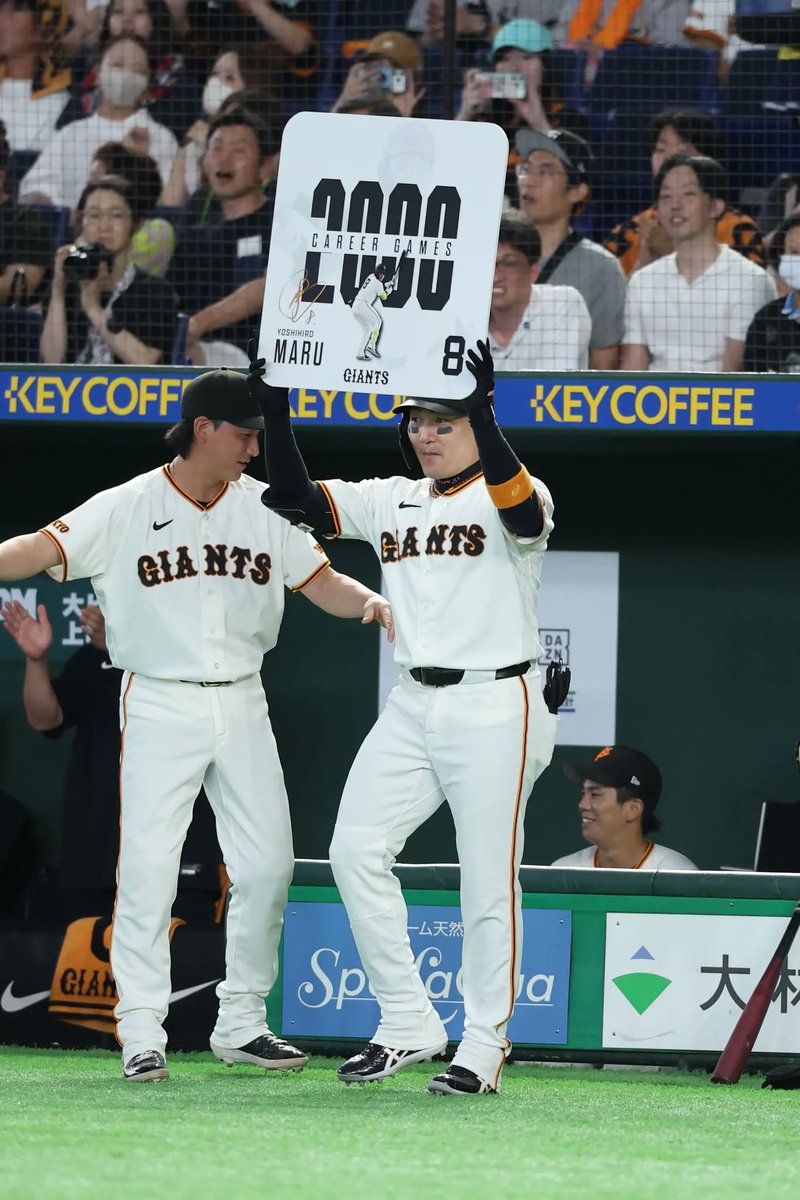 TokyoGiants's tweet photo. 丸佳浩選手が通算２０００試合出場達成‼️

読売巨人軍の丸佳浩選手（３７）が２０日、東京ドームで行われた広島戦で史上５８人目の通算２０００試合出場を達成しました！初出場は広島時代の２０１０年９月１２日の巨人戦（東京ドーム）。プロ１９年目の今季、３８試合目の出場で節目の数字に到達しました！
https://t.co/vW4slkCvaE