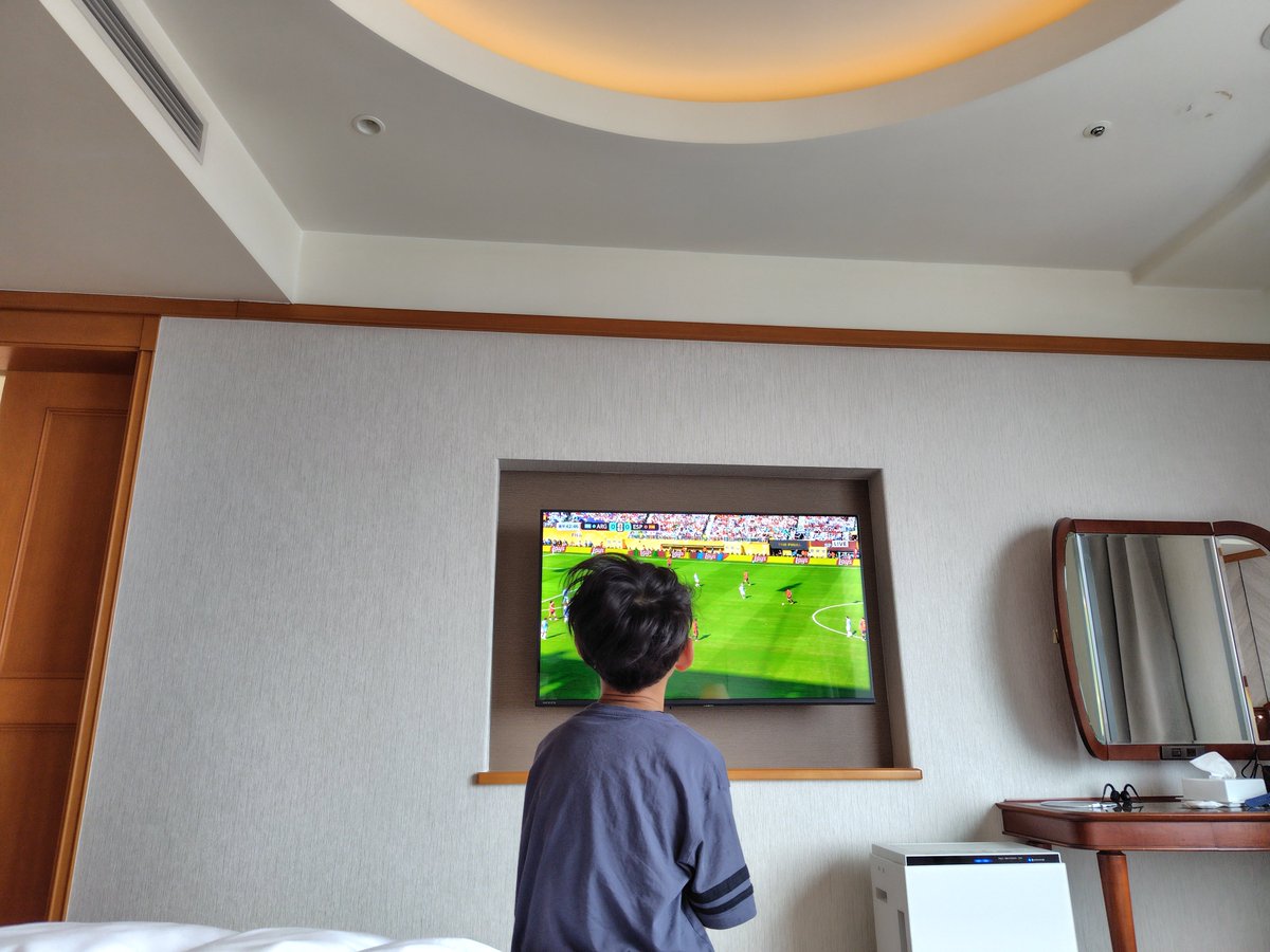anzen_boy's tweet photo. 贅沢なホテルでワールドカップの決勝を観れたのはいい思い出。今大会のアルゼンチンは90年イタリア大会の代表チームみたいだった。決勝の内容、結果も。良い悪いは別にしてあの強さは日本人には出せない。正直見てて嫌な気分にもなったけど文化の違いなだけかも。5番とかやりたい放題だったな😂 https://t.co/vonYQUFa0E