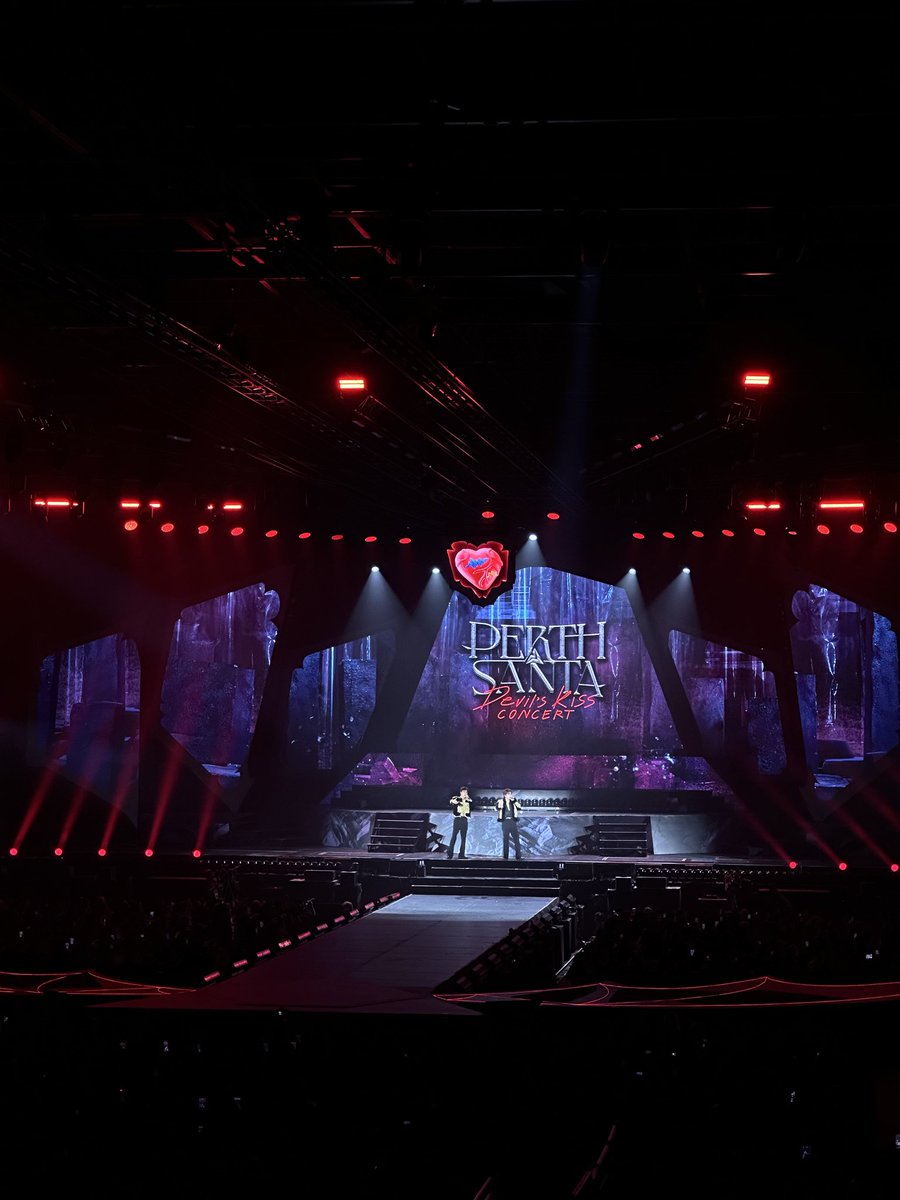 doublenux's tweet photo. เป็นคอนเสิร์ตที่ไม่เบื่อเลย พซตวางกราฟทำโชว์เลือกเพลงเพอฟอร์มได้ดีมากๆ ไฮป์แฟนคลับเก่งที่สุดเลย ฮืออ รักครอบครัว PSD มากจัง ㅠㅠ
#PerthSantaConcerD2 https://t.co/AXNMoKgyND