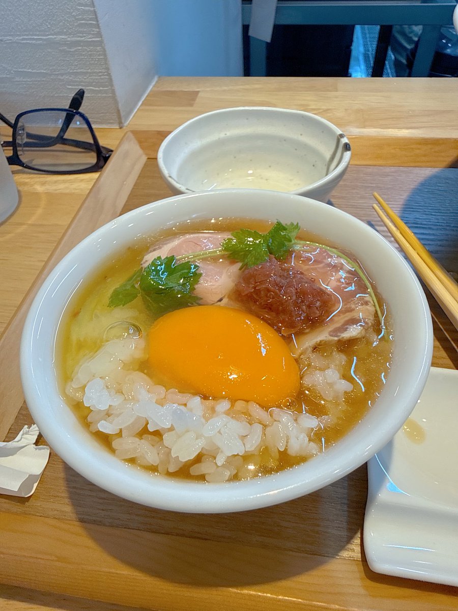 Tobinobu0502's tweet photo. 😋Ramen Masamasa（JR姫路駅南側）
🍥限定⭐️冷やしらぁ麺＋生🥚＋〆🍚
👀店主👦さんが冷やし向けに麺をブラッシュアップしたとの事😍ツルツル自家製麺🌾生姜🫚と梅で🌱サッパリ感(^-^)⤴️レアチャーシュー🥩TKG🥚🍚に冷やしスープ🍜投入🪂冷やし出汁茶漬け🍚バリウマ❗️あざぁーす(^_^)v
#RamenMasamasa https://t.co/SdhlOS6JB2