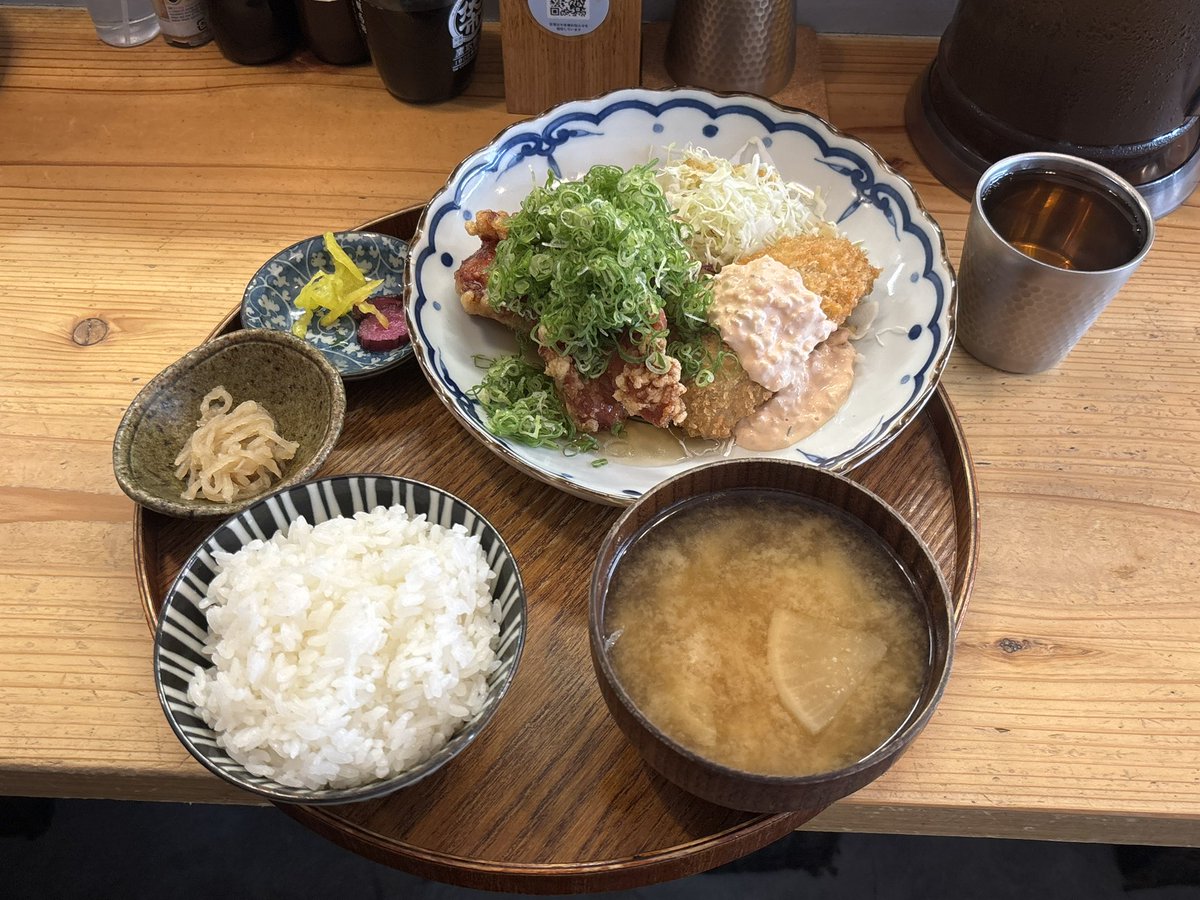 yoshi42501's tweet photo. #食堂くるり
#アジフライand唐揚げネギ盛り
#美味しかった
#岡山定食

隣の人が食べてるラーメンも美味しそうでした https://t.co/am3bgrwCUz