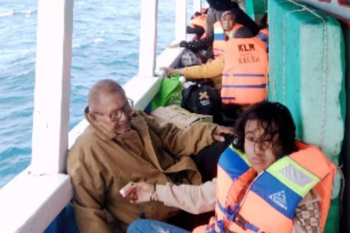 LambeSahamjja's tweet photo. momen sedih soal bencana kapal km nurul salsa yang tenggelam di selayar sulawesi selatan :
- ada kakek namanya umar, umur 80 tahun
- dia lagi naik kapal km nurul salsa bareng cucunya naura (13 tahun) sama 3 keluarga lain
- pas kapal mau tenggelam karena mesinnya mati
- umar kasih pelampung miliknya ke naura, cucunya
- fotonya pas kasih pelampung itu sempat kekirim ke keluarga sebelum kapal benar-benar tenggelam
- sayangnya umar sama naura berdua malah masuk daftar penumpang yang hilang
- sampai sekarang tim sar masih terus cari mereka