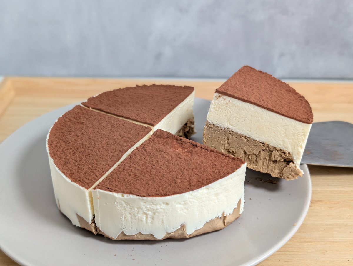 cheesecakenet's tweet photo. チーズスイーツの専門店「軽井沢トルタ」のティラミスチーズケーキをお取り寄せしてみました。12cmで3,660円（送料込）で購入。コーヒーベイクドチーズケーキにマスカルポーネベースのチーズクリームをのせ、表面にココアパウダーをトッピング。コーヒーの味もクリームチーズの味も濃厚です！ https://t.co/xpbt5yOzAh