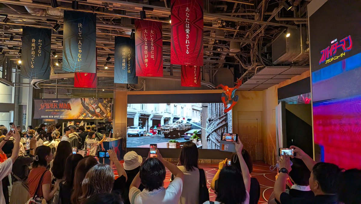 spa_jun's tweet photo. SHIBUYA TSUTAYA１階の巨大サイネージではみんなこうやってスマホを構えて映像を撮ってます。
もちろん、なにが映るかは皆さんご存知ですよね🍏🕷️
#スパイダーマン #WeLoveSpiderMan https://t.co/kPJkcpJn2A