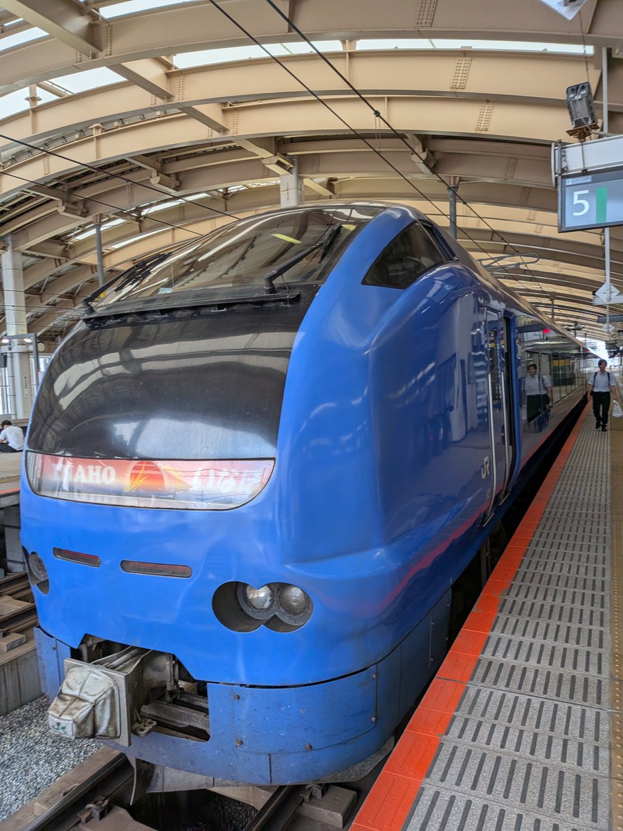 beat_ellen's tweet photo. 駅弁も買えて41分発のいなほに飛び乗れた🥵 https://t.co/H7iaACC0wG