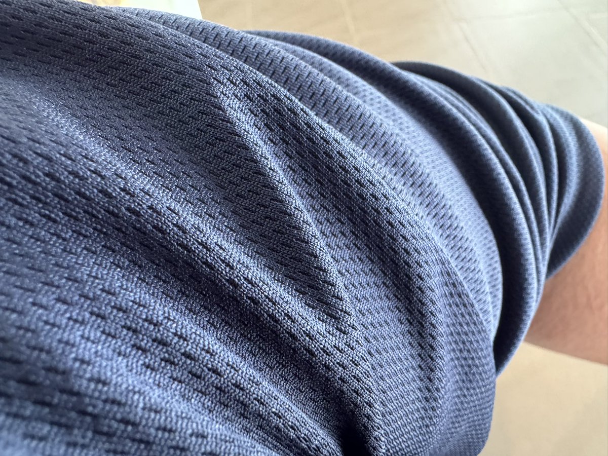 ZulafiqRogingon's tweet photo. Sejujurnya aku dah penat cari baju yang sesuai untuk yang berbadan besar macam aku ni.

Ada yang muat tapi panas, ada yang selesa tapi mahal.

Tapi baju ni sumpah ngam https://t.co/eOXllvYlIc