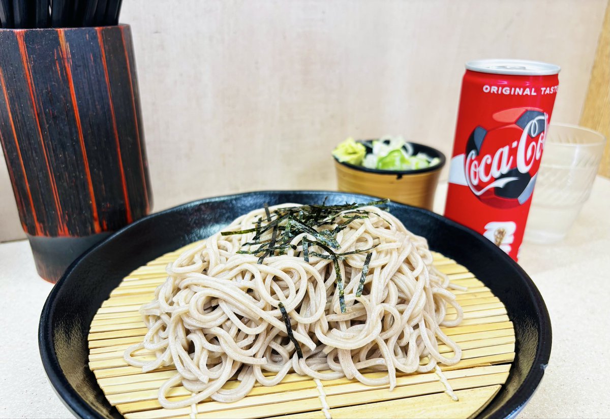 猛暑に負けて昔ながらの立ち食いそば屋へ。 ざる蕎麦でさっぱりと思っ