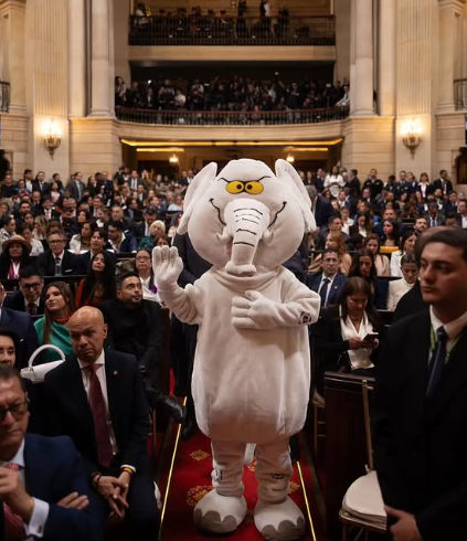 nacional_memes's tweet photo. Congresistas en el mundo:

Congresistas en Colombia 🐶: https://t.co/7t0AnEheV4