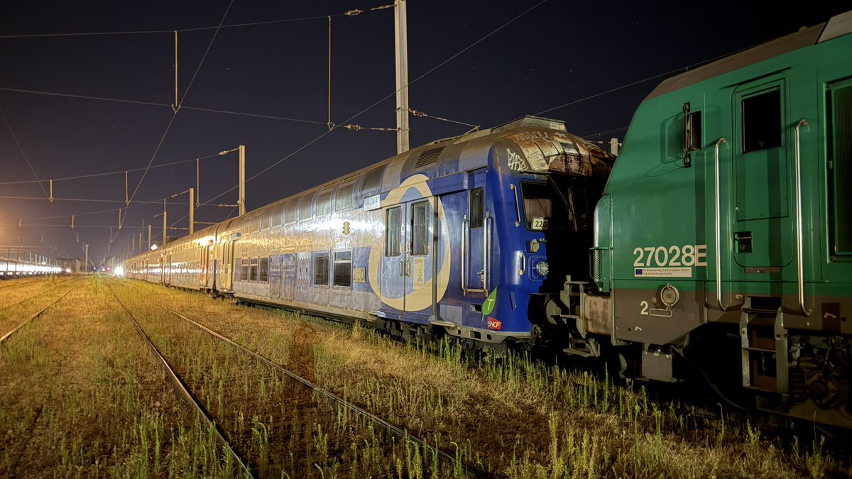 121deretard's tweet photo. Mission spéciale ce matin avec l’acheminement d’une rame VB2N de la région de PSL ! 🔵🟢🔴
#HexaFret #SNCF #Transilien https://t.co/wqxNwOIcDy