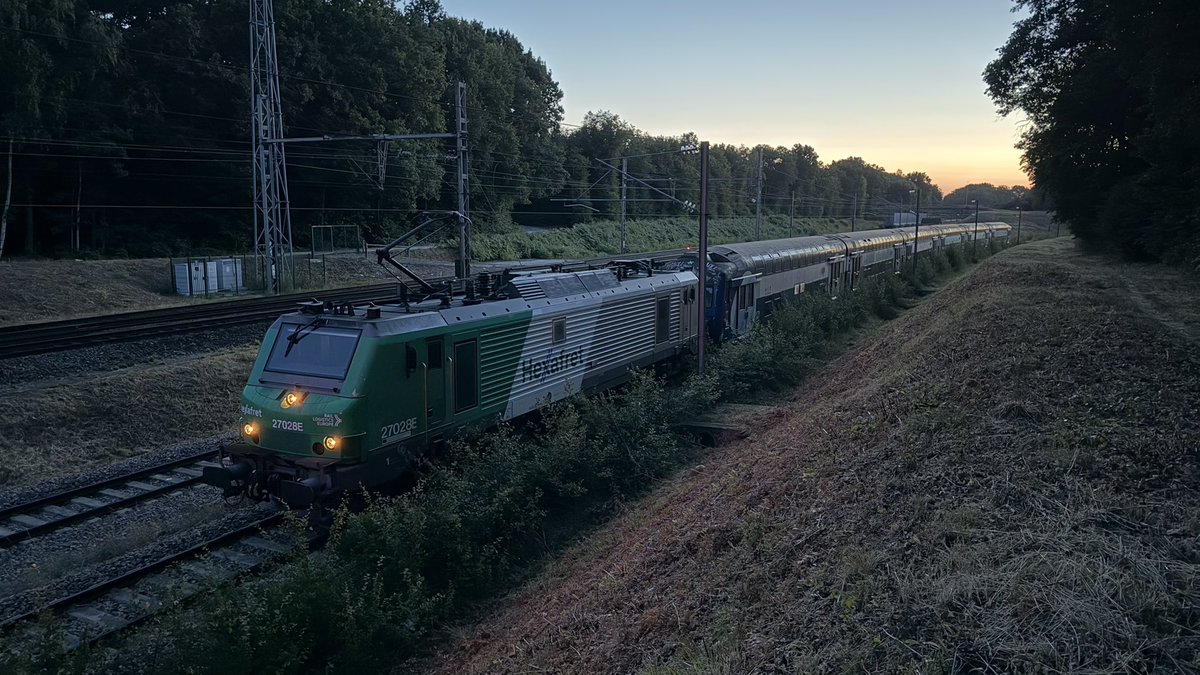 121deretard's tweet photo. Mission spéciale ce matin avec l’acheminement d’une rame VB2N de la région de PSL ! 🔵🟢🔴
#HexaFret #SNCF #Transilien https://t.co/wqxNwOIcDy