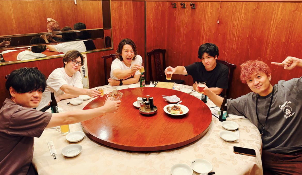 tommy_713's tweet photo. 昨日、FC限定バースデーイベント開催させて頂きました🎸
お誕生日を皆様に祝って頂ける幸せものです。
ありがとうございました😊🎂
メンバーとも終了後にカンパーイ🍺 https://t.co/5k7Uof1amZ