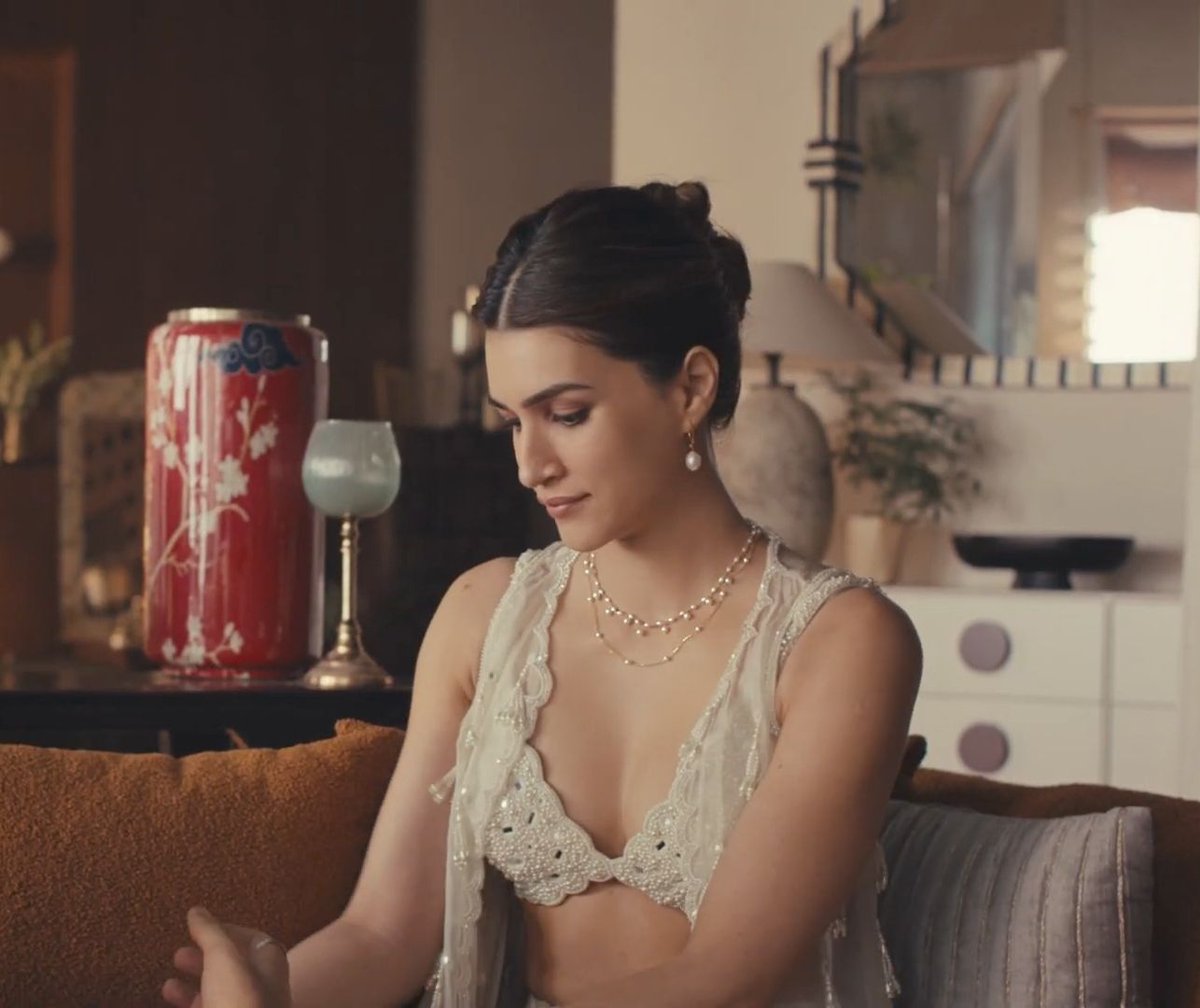 KritiLoverr8's tweet photo. Kriti Sanon for Giva advertisement 

Looking so pretty 😍😍 

#KritiSanon https://t.co/HskGSVfGHE