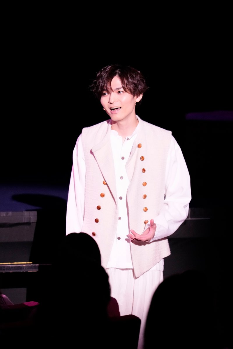 oricon's tweet photo. 薮宏太、華やかにコート翻す🌹
主演舞台・来場者参加型イベントの上演決定
⠀
『ジョセフ・アンド・アメージング・テクニカラー・ドリームコート』初演レポート解禁
https://t.co/7gL0hhikFY
⠀
対象の公演：7/23、30、8/6（17:45開演）
無料配布の光るカラーブレスで参加できる https://t.co/1KhouqPltv