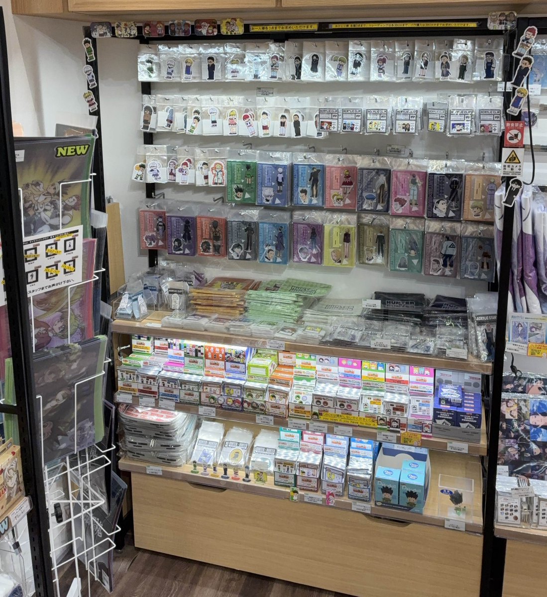 nitteleya's tweet photo. ㊗シリーズ累計発行部数１億部突破

HUNTER×HUNTERのジロリシリーズ再販決定！！
オークション編、G.I編のジロリグッズが日テレ屋に大集合です！！

ゴン、キルア、ヒソカ、幻影旅団などの人気キャラたちや作中の場面写をジロリ化したアクスタや缶バッジ、ステッカー、クリップなど多様なグッズが揃っています！！
日テレ屋にて、ぜひお買い求めください！！

♯ハンターハンター
♯ハンター