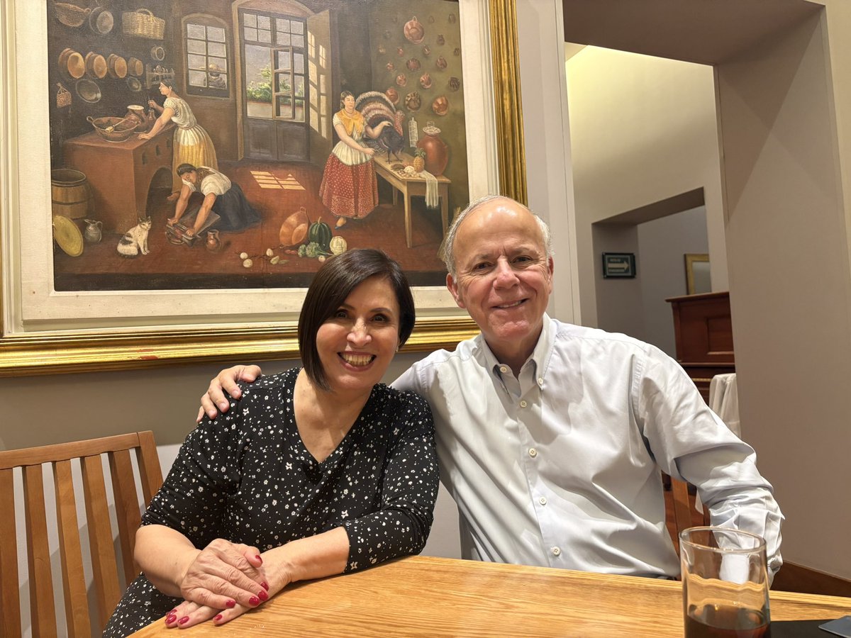 J4feT_25's tweet photo. Como le encanta a Ciro Gómez Leyva abrazarse con los más corruptos de México.

No olviden que durante la gestión de Rosario Robles en el gobierno de EPN fueron desviados más de 7 mil mdp destinados a los más vulnerables.

Y salió de prisión gracias a Norma Piña.

Un asco. https://t.co/f7v4g7Ygaf