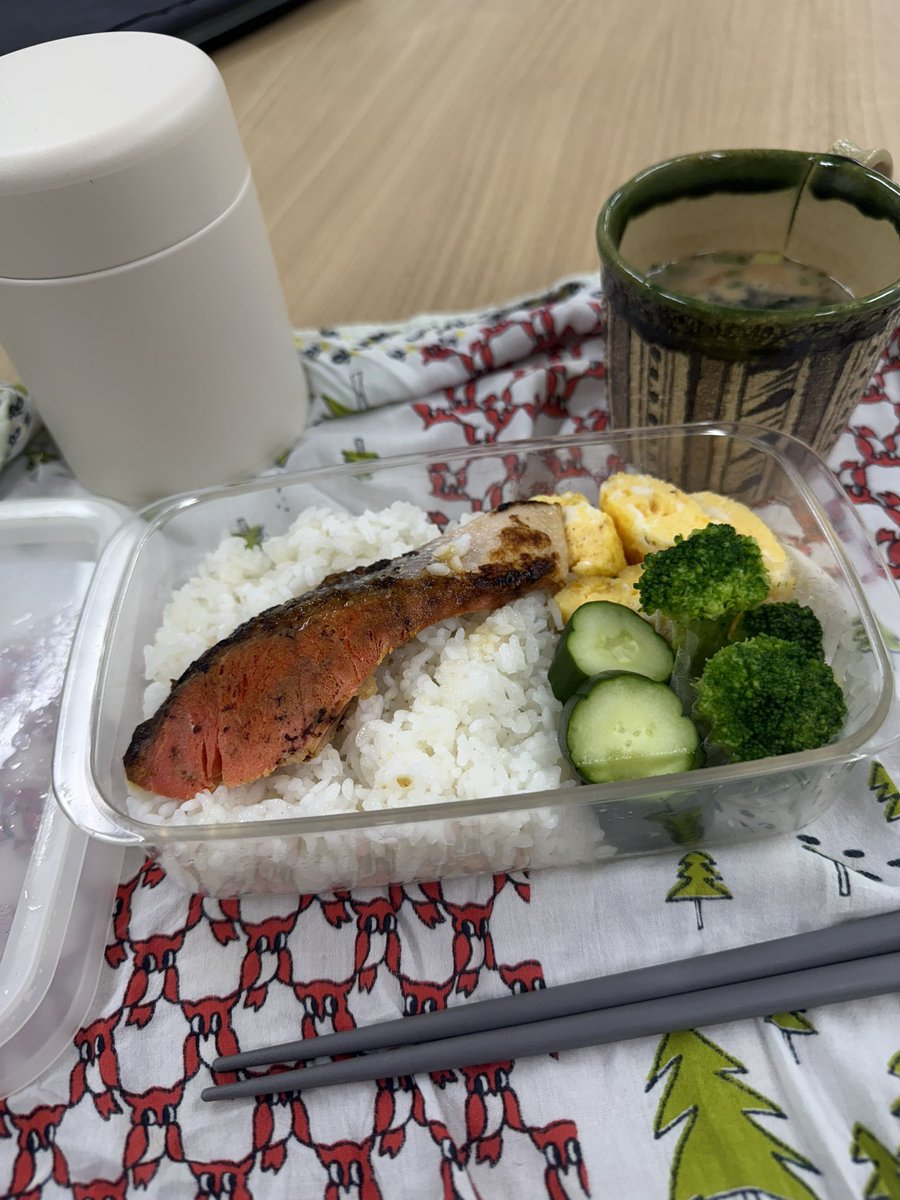 utakata's tweet photo. 社食無しなので10億年ぶりくらいにお弁当作った
久々すぎてて映えなし
でも社食より健康的かも
大好きなヨーグルト持ってこれたし https://t.co/i9kKlf3OJj