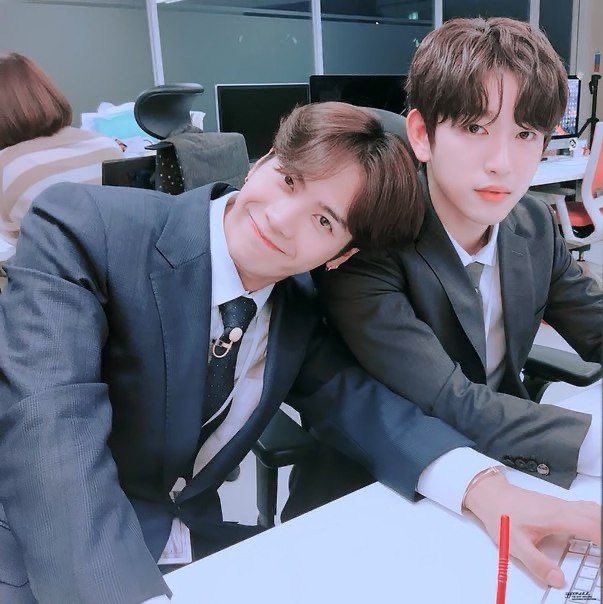 Jinyoungbase's tweet photo. Park Jinyoung shared his perspective on his personality during an episode of GOT2DAY.

🍑: “People think I’m a serious person. I think of myself as someone who pretends to be serious but actually likes to joke around. But from Mark and Jackson’s perspective, I’m a serious man.”

🍑: “My voice, the way I talk, and the way I look make everything seem so serious! Even though I’m definitely having fun and excited. It’s sad sometimes. 😂”

#박진영 #진영 #parkjinyoung #Jinyoung