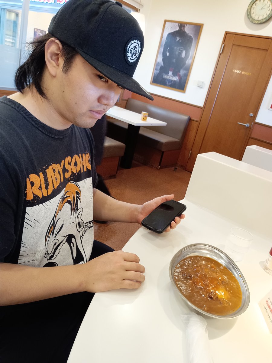 crazymonkey0909's tweet photo. 帯広里帰り2日目

本日は朝から他団体の若手と
#エニタイム帯広店  でワークアウト💪

ワークアウト後
#インディアンカレー で昼飯

この若手、オレっちの奢りと知るや
遠慮なくカレー大盛りのチーズトッピングを頼みやがった

今の若い奴は遠慮というものを知らないのか？

親の顔が見たい
ワス🐵 https://t.co/16dpRTWtPn
