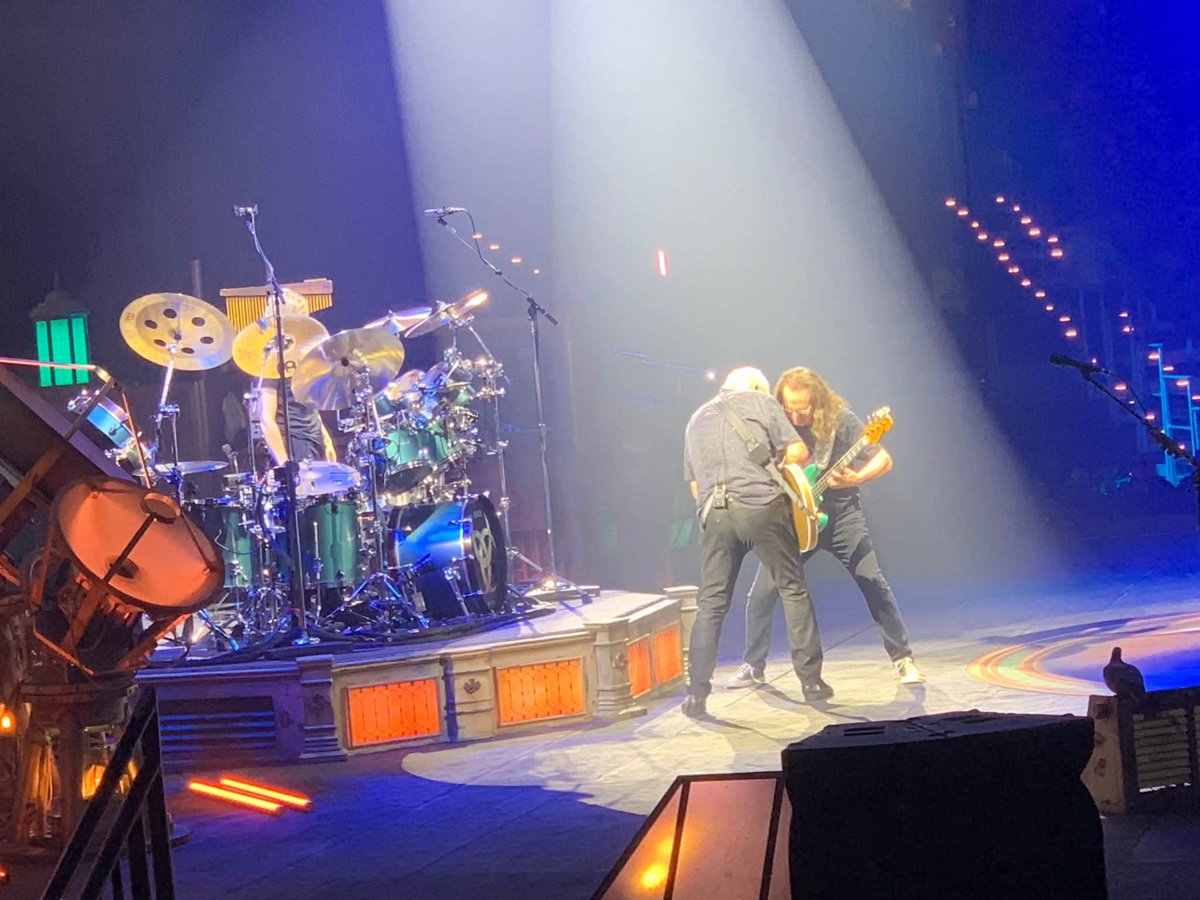 LimboRush's tweet photo. Terza serata a Chicago terminata....setlist 3 con tutto Moving Pictures
https://t.co/SM4qGv3GEy
#Rush #FiftySomethingTour https://t.co/V31nLOwBFC