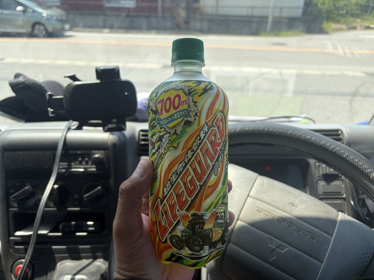 maruwaroof's tweet photo. 外に出ると、ずっとお風呂にいるような感じの暑さだね…
ファミマ限定でゴンブトなライフガード発見！
午後も暑さに負けないように頑張ろー！ https://t.co/8qRz9AWX4f