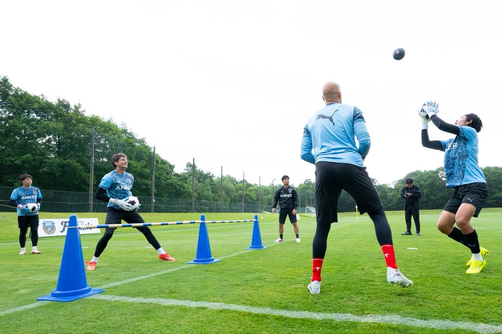 frontale_staff's tweet photo. 【北海道・七飯町キャンプ】

サッカーボールを両手で持った状態で行うバレー対決。

GKならではのハイレベルな戦いを制したのは、ルイハヤチーム!!

【広報】#frontale https://t.co/2V867zCRmJ