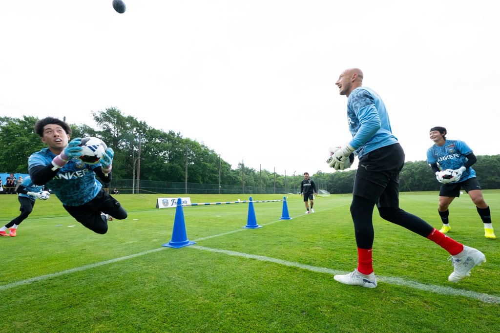 frontale_staff's tweet photo. 【北海道・七飯町キャンプ】

サッカーボールを両手で持った状態で行うバレー対決。

GKならではのハイレベルな戦いを制したのは、ルイハヤチーム!!

【広報】#frontale https://t.co/2V867zCRmJ